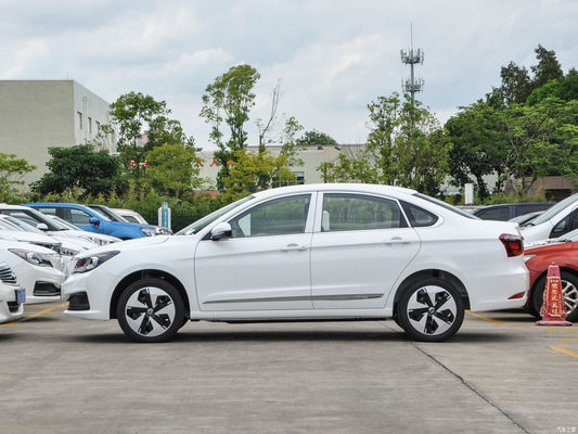 2024 Dongfeng Fengshen E70 Coche eléctrico asequible con tiempo de carga de 0,5 horas y 5 plazas