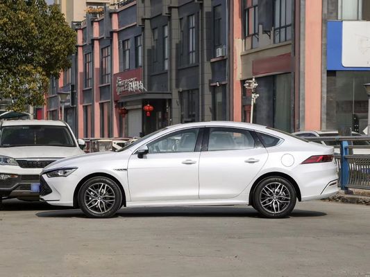 BYD QIN Plus Dm-I Producido en el vehículo eléctrico 5 asientos Hatchback con energía 55/120km vehículo híbrido