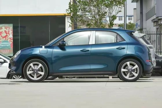 Vehículo eléctrico de 5 plazas con velocidad máxima de 150 km/h