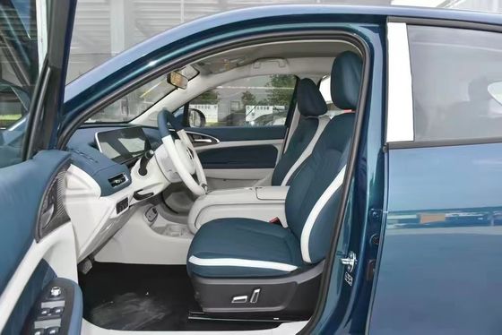 Vehículo eléctrico de 5 plazas con velocidad máxima de 150 km/h
