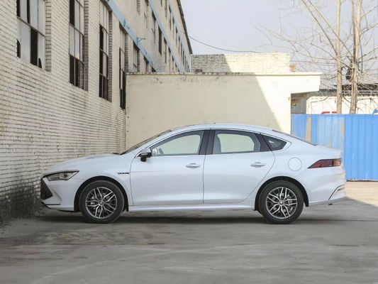 2024 BYD Qin PLUS DM-i 55KM Champion Edition Vehículo eléctrico de batería en color negro