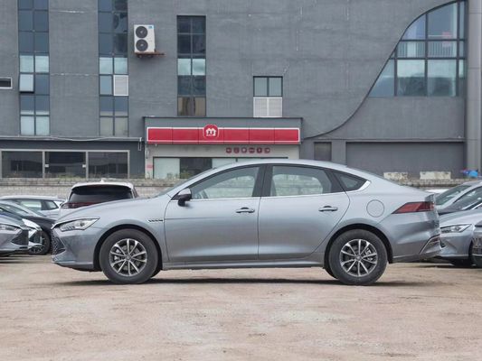 2023 BYD Tang Song Yuan 4 puertas 5 asientos Hatchback con batería de litio hierro fosfato