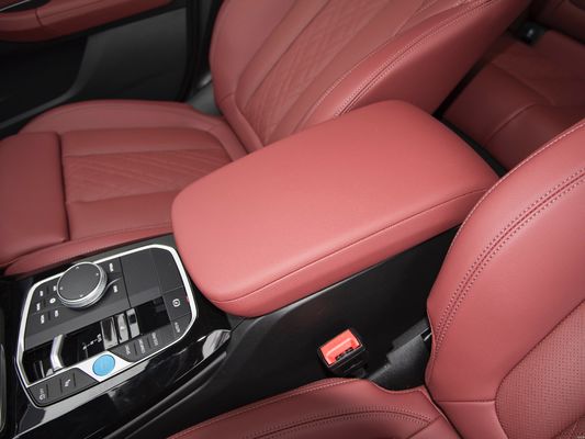 BMW iX3 coche de patrulla eléctrico 4 o 5 asientos potencia total 210kw velocidad máxima 180kw/h