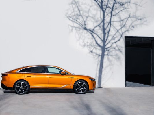 2024 Voyah Zhuiguang Sedan eléctrico estándar 5 asientos vehículo eléctrico 5 colores 3000 mm distancia entre ejes