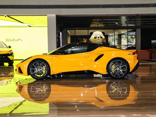 Lotus Emira Sports Car liberando todo el potencial de la electricidad de litio ternario